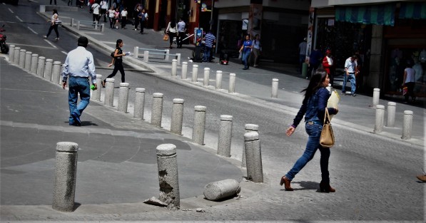 Conductores de vehículos no se miden, y siguen derribando los borlados colocados en las calles remodeladas del Centro de Xalapa. Desgraciadamente la próxima administración municipal no gastará en estarlos renovando y si los conductores no se educan para entonces, serán los próximos caídos serán los peatones.   
