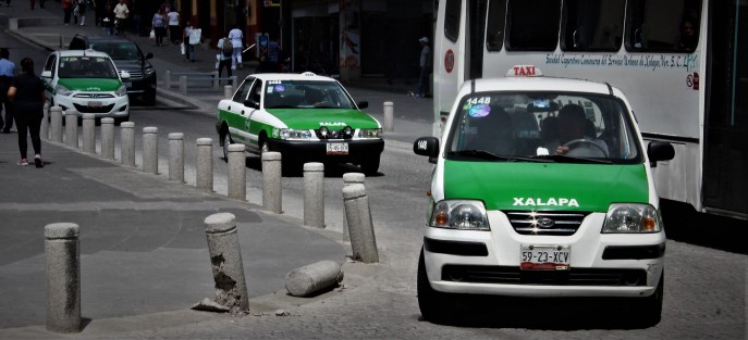 Conductores de vehículos no se miden, y siguen derribando los borlados colocados en las calles remodeladas del Centro de Xalapa. Desgraciadamente la próxima administración municipal no gastará en estarlos renovando y si los conductores no se educan para entonces, serán los próximos caídos serán los peatones.   