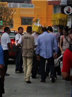 Inspectores de Comercio municipal apurados en el retiro de vendedores informales perseverantes. 