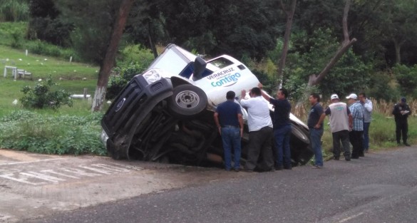 La tarde del viernes una camioneta del programa Veracruz comienza Contigo, sufrió un accidente vial, tras volcarse, sobre la carretera federal 180 a la altura de la localidad de los Pinos Texalpan, perteneciente al municipio de San Andrés Tuxtla, Ver..
