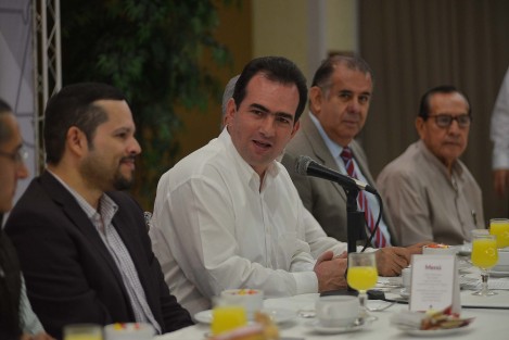 El senador José Francisco Yunes Zorrilla se reunió con abogados xalapeños para escuchar sus puntos de vista sobre cómo mejorar la legislación vigente, particularmente en materia de procuración de justicia, para buscar formas de evitar la impunidad y garantizar la seguridad de la población.
