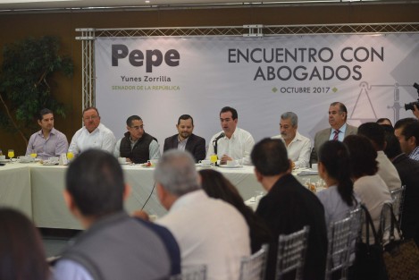 El senador José Francisco Yunes Zorrilla se reunió con abogados xalapeños para escuchar sus puntos de vista sobre cómo mejorar la legislación vigente, particularmente en materia de procuración de justicia, para buscar formas de evitar la impunidad y garantizar la seguridad de la población.
