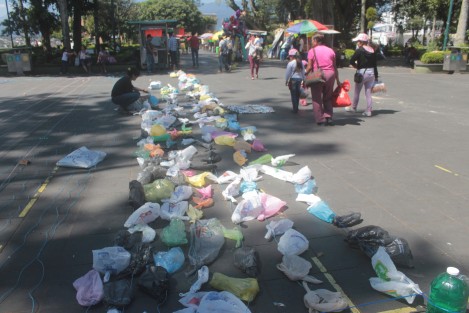 Tejiendo tapetitos Xalapa colecta bolsas de plástico para elaborar colchonetas que sirvan a damnificados. Este y el próximo sábado colectan bolsas en el parque Juárez de 10 am a 2 pm; y los jueves de 10:30 a 14:00 horas en Av. Araucarias 915 altos, Indeco Ánimas