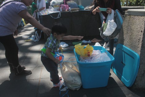 Tejiendo tapetitos Xalapa colecta bolsas de plástico para elaborar colchonetas que sirvan a damnificados. Este y el próximo sábado colectan bolsas en el parque Juárez de 10 am a 2 pm; y los jueves de 10:30 a 14:00 horas en Av. Araucarias 915 altos, Indeco Ánimas