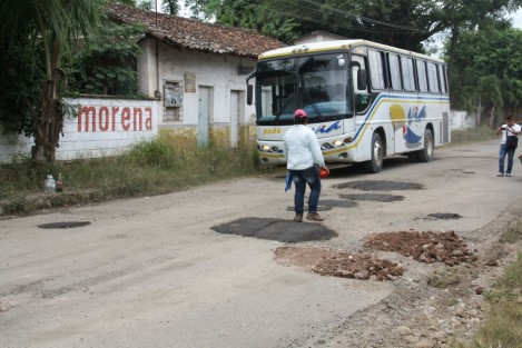 Vecinos de la localidad de San Isidro,municipio de Tlapacoyan, hacen sus propios parches sobre carretera Tlapacoyan – Paso Real, la cual es de competencia estatal, en vista de que no la atienden las autoridades.