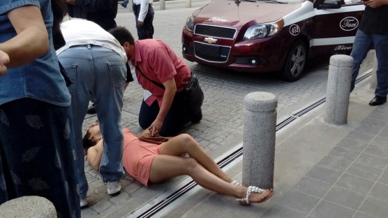 La tarde de este sábado fue atropellada una joven mujer por un taxi, en la zona centro de esta capital, a decir desu expareja se arrojó en un ataque de ira a la calle; resultó congolpes leves en la cabeza.  