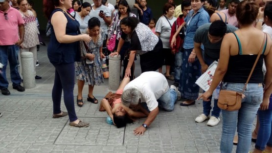 La tarde de este sábado fue atropellada una joven mujer por un taxi, en la zona centro de esta capital, a decir desu expareja se arrojó en un ataque de ira a la calle; resultó congolpes leves en la cabeza.  