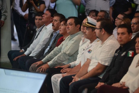 El incremento de la videovigilancia es fundamental para garantizar la seguridad, aseguró el alcalde Américo Zúñiga Martínez al acompañar al gobernador Miguel Ángel Yunes Linares durante la presentación del Sistema Estatal de Videovigilancia, en el Palacio de Gobierno. 