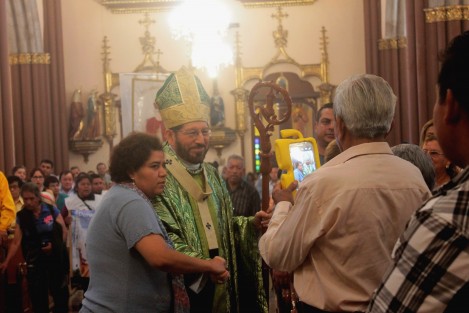 El Arzobispo de Xalapa, Hipólito Reyes Larios, dijo que hay  quienes utilizan las palabras de Jesús, lo del César al César y lo de Dios a Dios para exigir que la Iglesia no se meta en cuestiones políticas. Pero se debe recordar que todo viene de Dios, y lamentó que a México se le esté dejando de lado en el TLC.