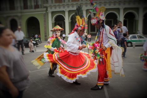 Aunque la fiesta de San Rafael se celebra el próximo martes, este domingo peregrinos de Xico y Totatlán llegaron con sus danzantes a la Catedral de Xalapa, dando al centro de la ciudad un ambiente de fiesta que lo mismo disfruraton creyentes y no creyentes, devotos o no del Santo Obispo. 
