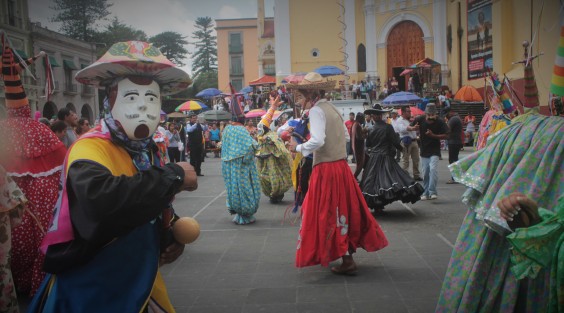 Aunque la fiesta de San Rafael se celebra el próximo martes, este domingo peregrinos de Xico y Totatlán llegaron con sus danzantes a la Catedral de Xalapa, dando al centro de la ciudad un ambiente de fiesta que lo mismo disfruraton creyentes y no creyentes, devotos o no del Santo Obispo. 