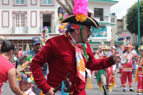 Aunque la fiesta de San Rafael se celebra el próximo martes, este domingo peregrinos de Xico y Totatlán llegaron con sus danzantes a la Catedral de Xalapa, dando al centro de la ciudad un ambiente de fiesta que lo mismo disfruraton creyentes y no creyentes, devotos o no del Santo Obispo. 