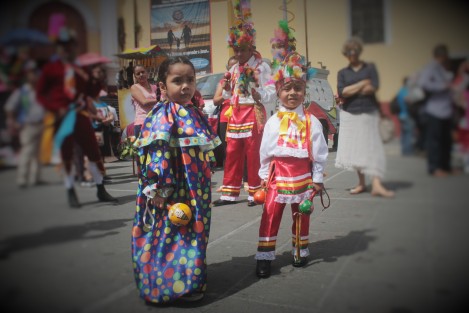 Aunque la fiesta de San Rafael se celebra el próximo martes, este domingo peregrinos de Xico y Totatlán llegaron con sus danzantes a la Catedral de Xalapa, dando al centro de la ciudad un ambiente de fiesta que lo mismo disfruraton creyentes y no creyentes, devotos o no del Santo Obispo. 