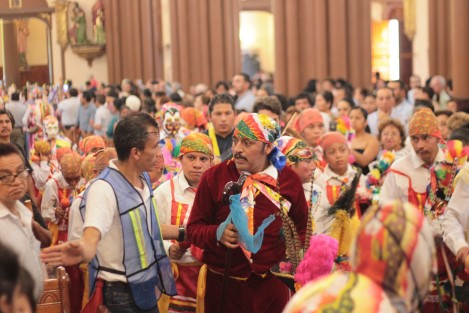 Las coloridas peregrinaciones ingresaron a la Catedral y hasta la tumba de San Rafael Guízar, para dar gracias por las bendicones recibidas durante un año más.