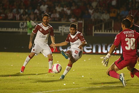 Las Chivas Rayadas del Guadalajara se impusieron por 3 goles a 2 al equipo los Tiburones Rojos de Veracruz en el estadio Luis Pirata de la Fuente.