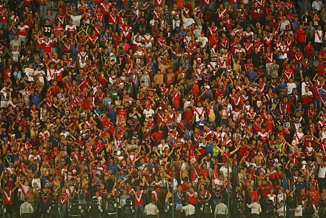 Las Chivas Rayadas del Guadalajara se impusieron por 3 goles a 2 al equipo los Tiburones Rojos de Veracruz en el estadio Luis Pirata de la Fuente.