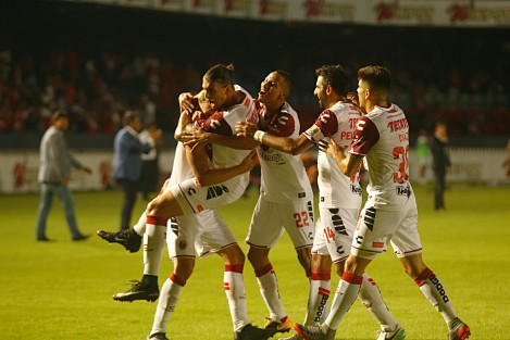 Las Chivas Rayadas del Guadalajara se impusieron por 3 goles a 2 al equipo los Tiburones Rojos de Veracruz en el estadio Luis Pirata de la Fuente.