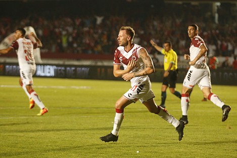 Las Chivas Rayadas del Guadalajara se impusieron por 3 goles a 2 al equipo los Tiburones Rojos de Veracruz en el estadio Luis Pirata de la Fuente.