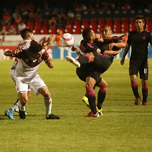 Las Chivas Rayadas del Guadalajara se impusieron por 3 goles a 2 al equipo los Tiburones Rojos de Veracruz en el estadio Luis Pirata de la Fuente.