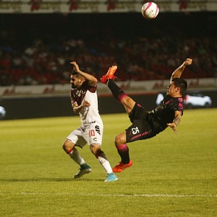 Las Chivas Rayadas del Guadalajara se impusieron por 3 goles a 2 al equipo los Tiburones Rojos de Veracruz en el estadio Luis Pirata de la Fuente.