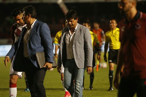 Las Chivas Rayadas del Guadalajara se impusieron por 3 goles a 2 al equipo los Tiburones Rojos de Veracruz en el estadio Luis Pirata de la Fuente.