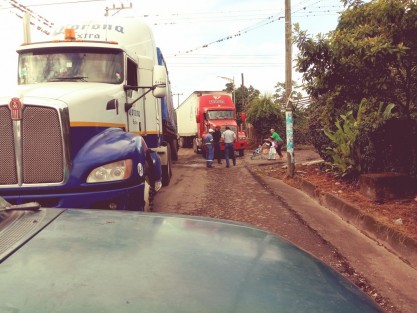 La mañana de este lunes vecinos de la comunidad de La Concha, perteneciente al municipio de Yanga, Ver. realizaron un bloqueo para exigir reparen la carretera, los afectados indicaron que hay muchísimo tráfico y por el lugar pasan carros pesados, lo que ha provocado que la carretera esté dañada.
