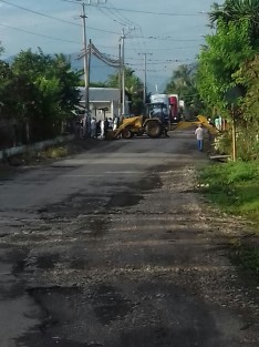 La mañana de este lunes vecinos de la comunidad de La Concha, perteneciente al municipio de Yanga, Ver. realizaron un bloqueo para exigir reparen la carretera, los afectados indicaron que hay muchísimo tráfico y por el lugar pasan carros pesados, lo que ha provocado que la carretera esté dañada.