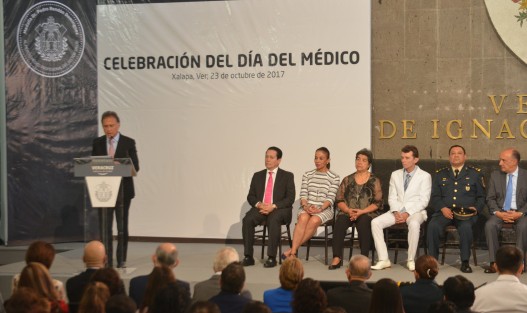 El gobernador Miguel Ángel Yunes Linares encabezó la ceremonia conmemorativa por el Día del Médico, en el patio central de Palacio de Gobierno, acompañado por representantes de las instituciones del Sector Salud. 