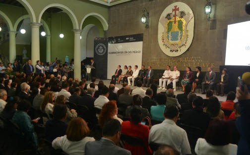 El gobernador Miguel Ángel Yunes Linares encabezó la ceremonia conmemorativa por el Día del Médico, en el patio central de Palacio de Gobierno, acompañado por representantes de las instituciones del Sector Salud. Ahí hizo entrega al médico Hematólogo José Refugio López Gutiérrez de la Marina Armada de México de la Condecoración al Mérito, por su trabajo al servicio de los veracruzanos.
