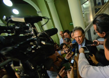 Cuestionado por los medios en materia de inseguridad y el lastimoso lugar en que Veracruz se encuentra, Miguel Ángel Yunes Linares insistió en que sí se ha mejorado, pero reconoció el incremento en las ejecuciones, haciendo énfasis en que las autoridades están para proteger a los ciudadanos, no a delincuentes, aunque sus crímenes inquietan a la sociedad. 