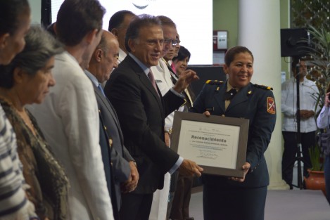 El Mandatario Veracruzano, Miguel Ángel Yunes Linares, hizo entrega de reconocimientos a médicos destacados en su día. 

