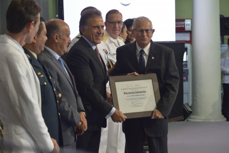 El Mandatario Veracruzano, Miguel Ángel Yunes Linares, hizo entrega de reconocimientos a médicos destacados en su día. 
