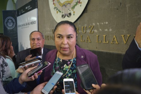 La rectora de la Universidad Veracruzana, Sara Ladrón de Guevara, comentó que el Gobierno del Estado adeuda a esa Casa de Estudios aún 900 millones de pesos, además de 50 mdp por concepto del elaboración del Plan Veracruzano de Desarrollo. 