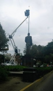 En la esquina de la avenida Ruiz Cortines y Acueducto por fin están poniendo en funcionamiento una cámara de seguridad que estaba desde hace ya varios meses colocada.