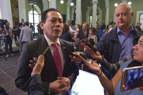 El delegado del IMSS Zona Norte, Antonio Benítez Lucho, reconoció que existe déficit de médicos especiallistas, pues aunado a que egresan pocos de algunas especialidades, éstos prefieren incorporarse al servicio en los grandes hospitales donde hay tecnología moderna.  
