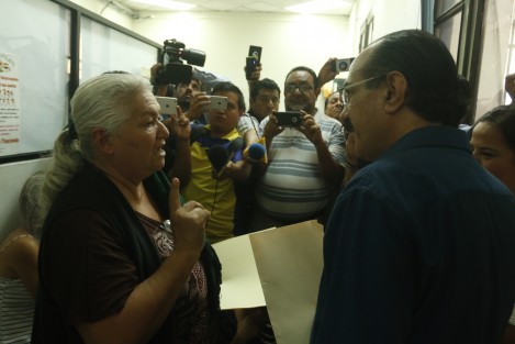 El presidente del comité de Carnaval de Veracruz, Luis Antonio Pérez Fraga, explicó a la maestra jubilada que el registro de candidatas ya se cerró, por lo que ella dijo que verá si la ASTTAV, quienes registraran a la candidata que renunció por un escándalo, ahora la apoyan a ella.