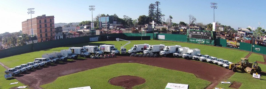 En lo que va de la presente administración municipal de Xalapa, se han puesto a disposición de los xalapeños 124 nuevos vehículos, adquiridos con una inversión superior a los 35 millones de pesos,hechoque no tiene precedentes en la capital del estado.
