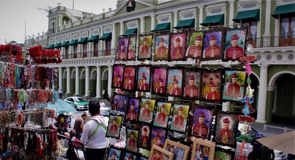 Comerciantes poblanos buscan los milagro$$$ de San Rafael Guízar en su festividad. La venta originalmente de artículos religiosos, se ha convertido en tianguis. 