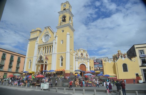 Comerciantes poblanos buscan los milagro$$$ de San Rafael Guízar en su festividad. La venta originalmente de artículos religiosos, se ha convertido en tianguis. 