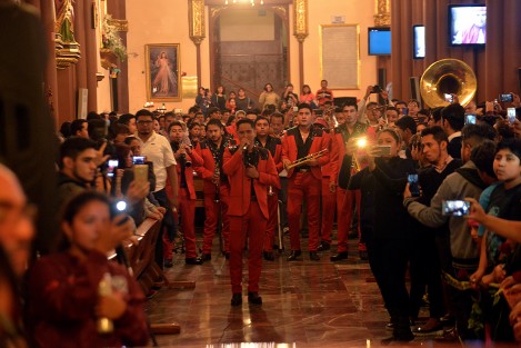 En punto de las doce de la noche La Original Banda de Xalapa interpretó las mañanitas para San Rafael Guízar y Valencia, en su tumba en el interior de la Catedral de Xalapa, al conmemorarse su festividad. 