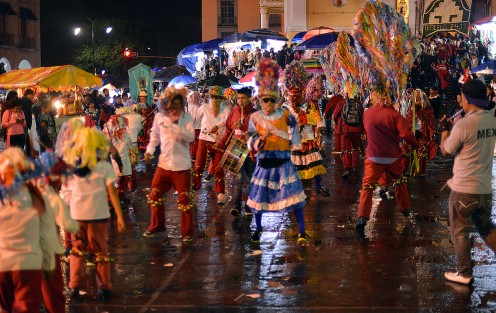 Danzantes y los tradicionales arcos de fieles de Teocelo y Piedra Parada, convierten a la Catedral de Xalapa en un sitio de fe y fiesta, cada madrugada del 24 de octubre.