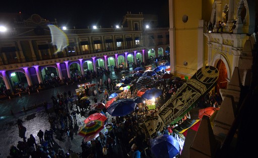 Danzantes y los tradicionales arcos de fieles de Teocelo y Piedra Parada, convierten a la Catedral de Xalapa en un sitio de fe y fiesta, cada madrugada del 24 de octubre.