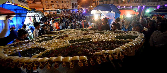 Danzantes y los tradicionales arcos de fieles de Teocelo y Piedra Parada, convierten a la Catedral de Xalapa en un sitio de fe y fiesta, cada madrugada del 24 de octubre.