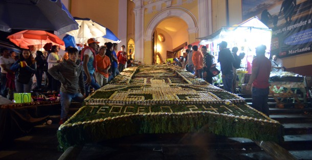 Danzantes y los tradicionales arcos de fieles de Teocelo y Piedra Parada, convierten a la Catedral de Xalapa en un sitio de fe y fiesta, cada madrugada del 24 de octubre.