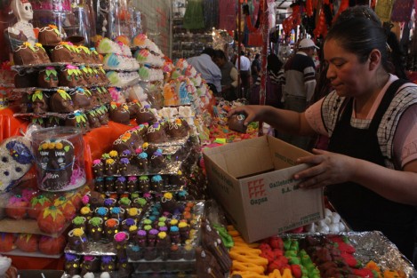 Comerciantes esperan buenas ganancias durante los festejos de Todo Santos.
