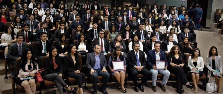 En el Foro <em>Retos y Perspectivas de la Labor Legislativa</em> al que asistieron alumnos de la licenciatura en Derecho de la Universidad Cristóbal Colón, integrantes del Grupo Legislativo del Partido Acción Nacional (PAN) compartieron sus experiencias y explicaron los procesos legislativos que se han realizado en el primer año de labores, haciendo de la LXIV legislatura la más productiva en la historia del Congreso local.