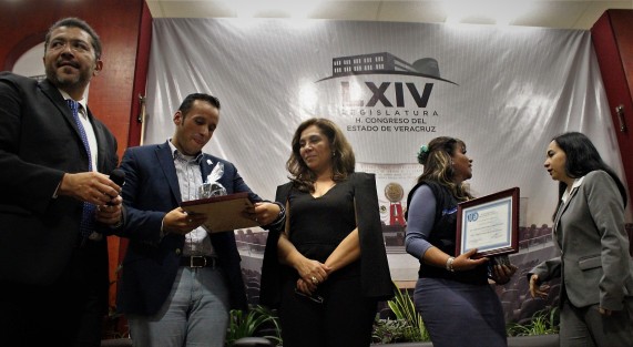Diputado Checo Hernández, tendrá que buscar en dónde poner un reconocimiento más. 