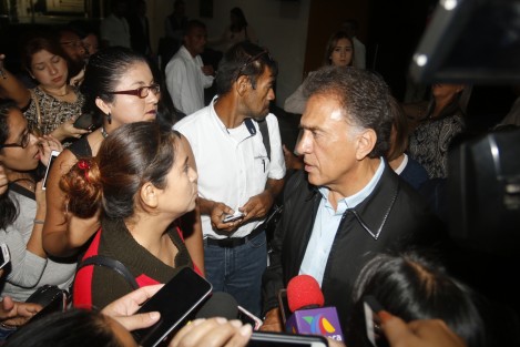 El gobernador de Veracruz, Miguel Ángel Yunes Linares, fue recibido por peticionationarios a su llegada al Primer foro Internacional Políticas Públicas y Derechos Humanos. Entre otras cosas, algunos de los demandantes pidieron que la SEV atienda escuelas que fueron afectadas por el temblor en el mes de septiembre y aún no han sido supervisadas.