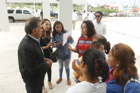 El gobernador de Veracruz, Miguel Ángel Yunes Linares, fue recibido por peticionationarios a su llegada al Primer foro Internacional Políticas Públicas y Derechos Humanos. Entre otras cosas, algunos de los demandantes pidieron que la SEV atienda escuelas que fueron afectadas por el temblor en el mes de septiembre y aún no han sido supervisadas.