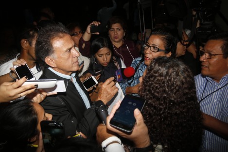 El gobernador de Veracruz, Miguel Ángel Yunes Linares, fue recibido por peticionationarios a su llegada al Primer foro Internacional Políticas Públicas y Derechos Humanos. Entre otras cosas, algunos de los demandantes pidieron que la SEV atienda escuelas que fueron afectadas por el temblor en el mes de septiembre y aún no han sido supervisadas.